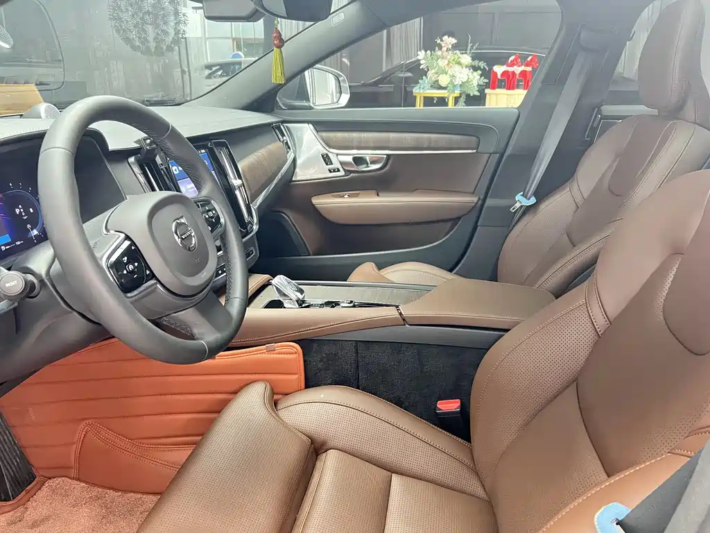 VOLVO S90 2023