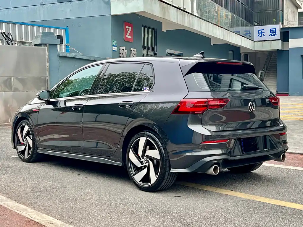VOLKSWAGEN GOLF 2023