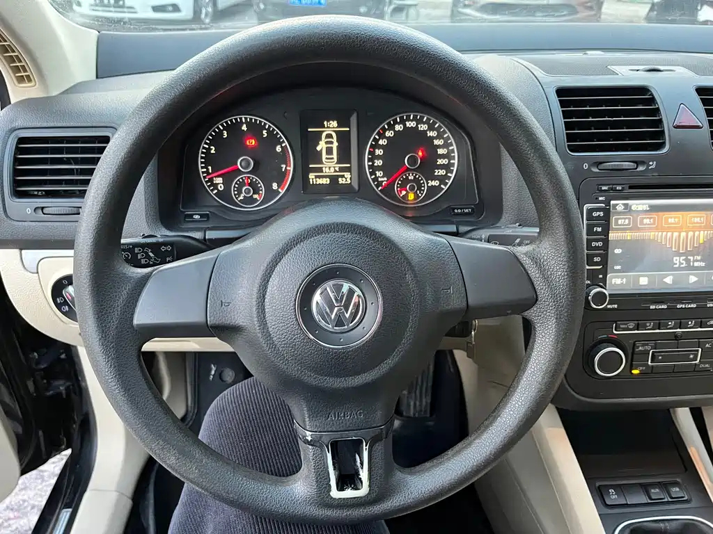 VOLKSWAGEN SAGITAR 2011