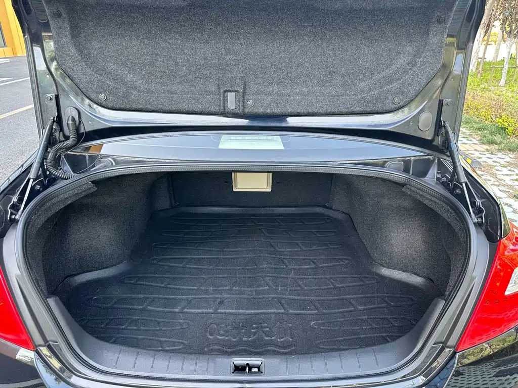 NISSAN TEANA 2010