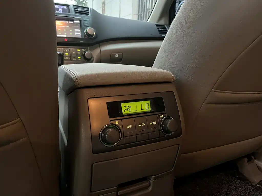 TOYOTA HIGHLANDER 2011