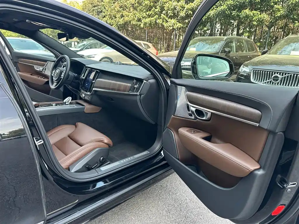 VOLVO S90 2023