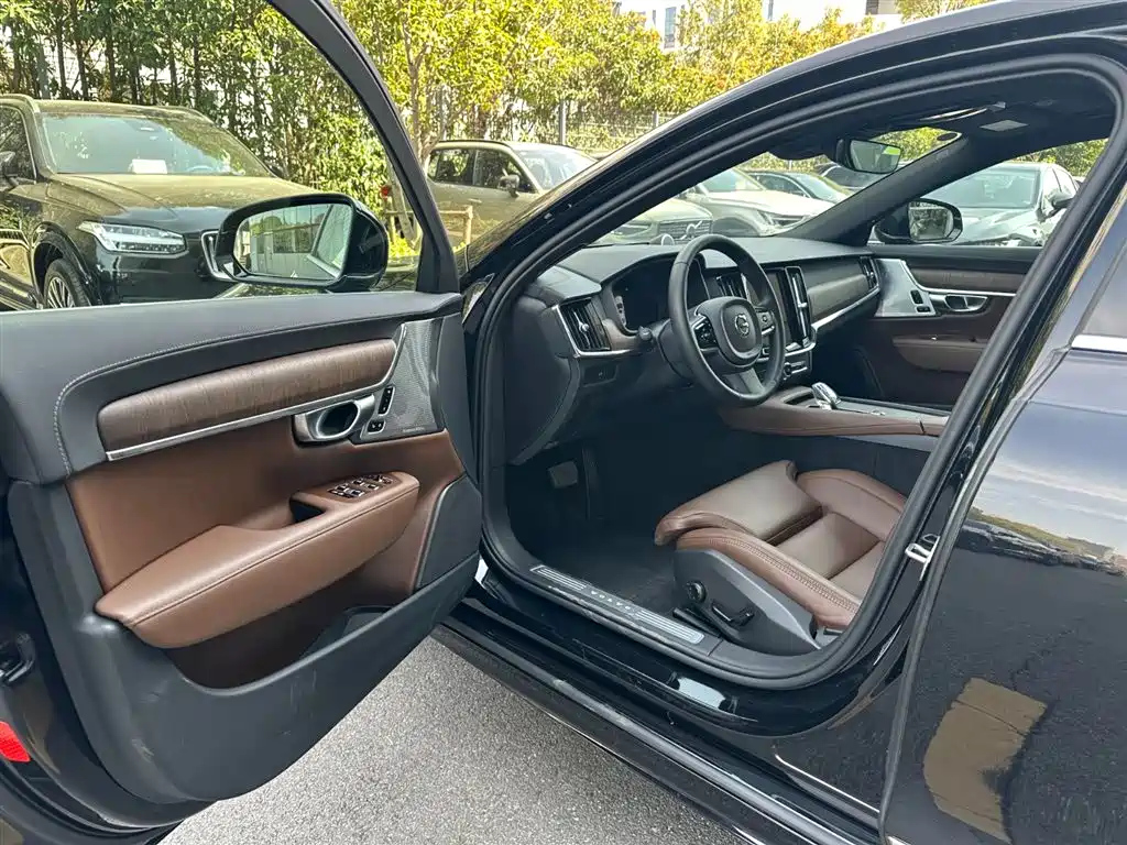 VOLVO S90 2023