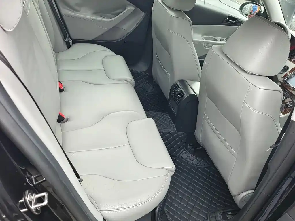 VOLKSWAGEN MAGOTAN 2010