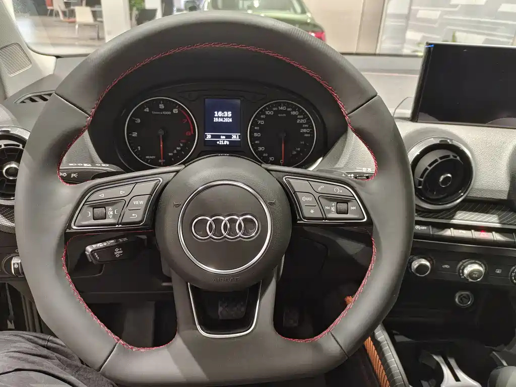 AUDI Q2L 2024