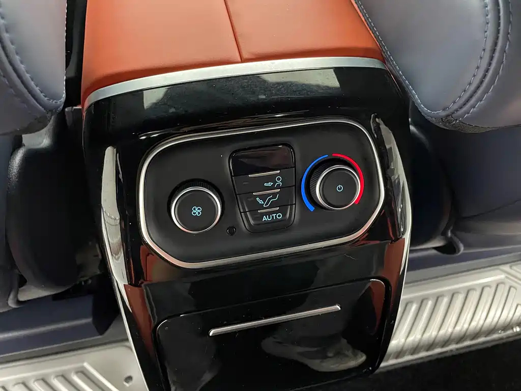FORD TOUREO 2021