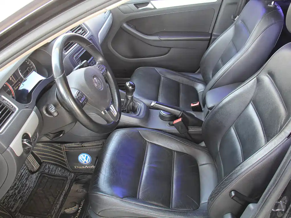 VOLKSWAGEN SAGITAR 2013
