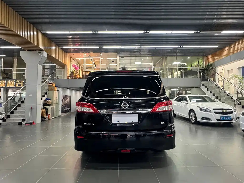 NISSAN QUEST 2017