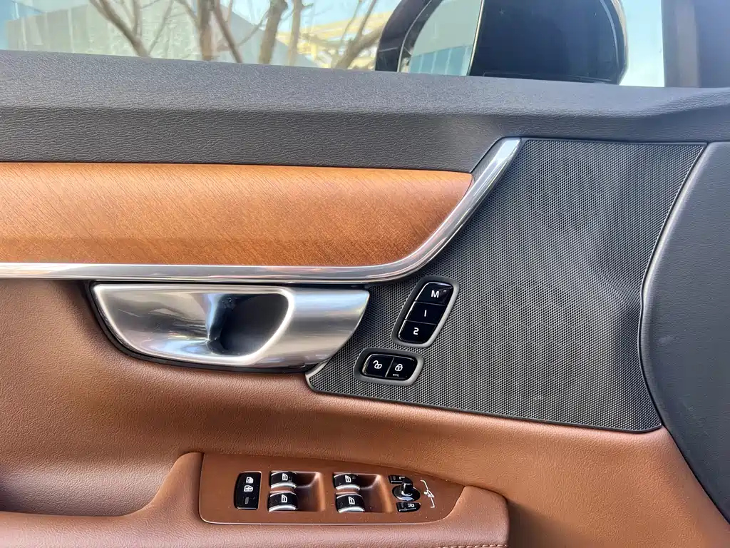 VOLVO S90 2023