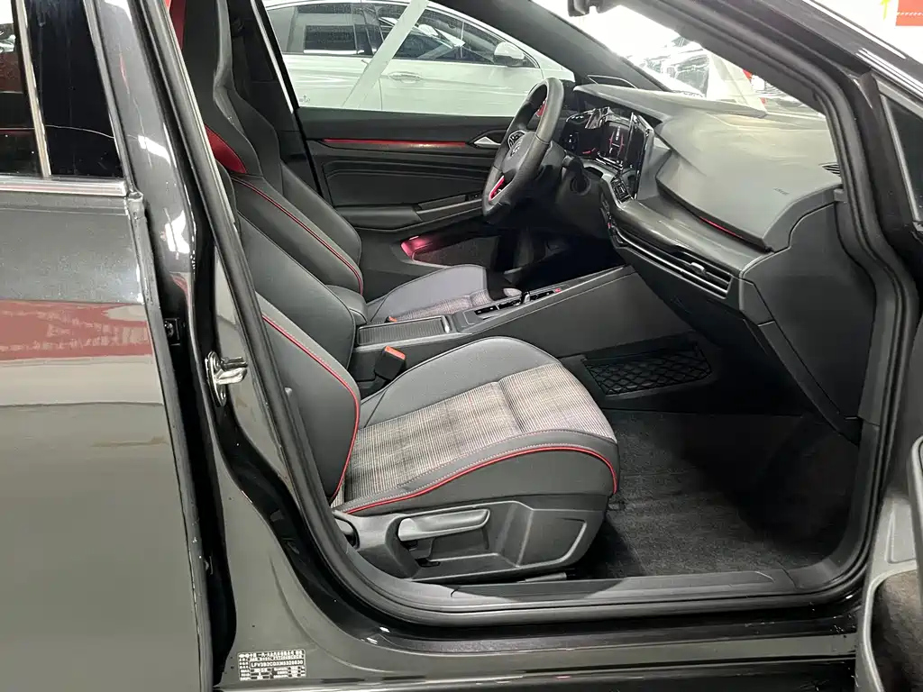 VOLKSWAGEN GOLF 2023