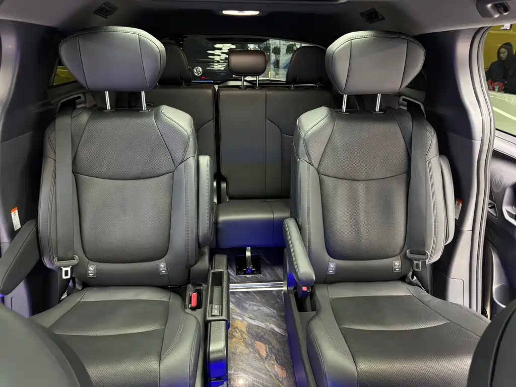 TOYOTA GRANVIA 2023