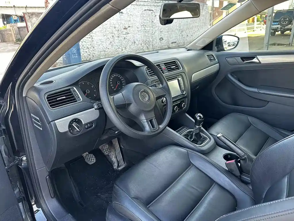 VOLKSWAGEN SAGITAR 2013