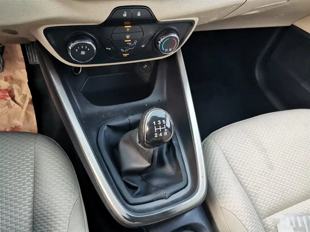 FORD ESCORT 2016