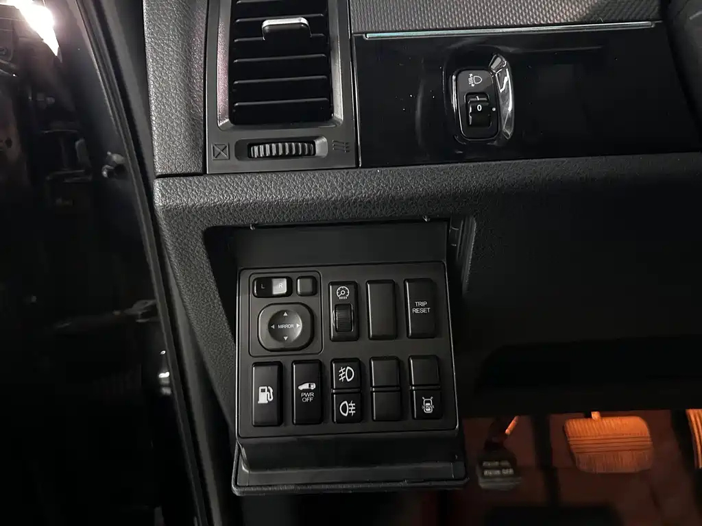 LUXGEN BIG 7 MPV 2013