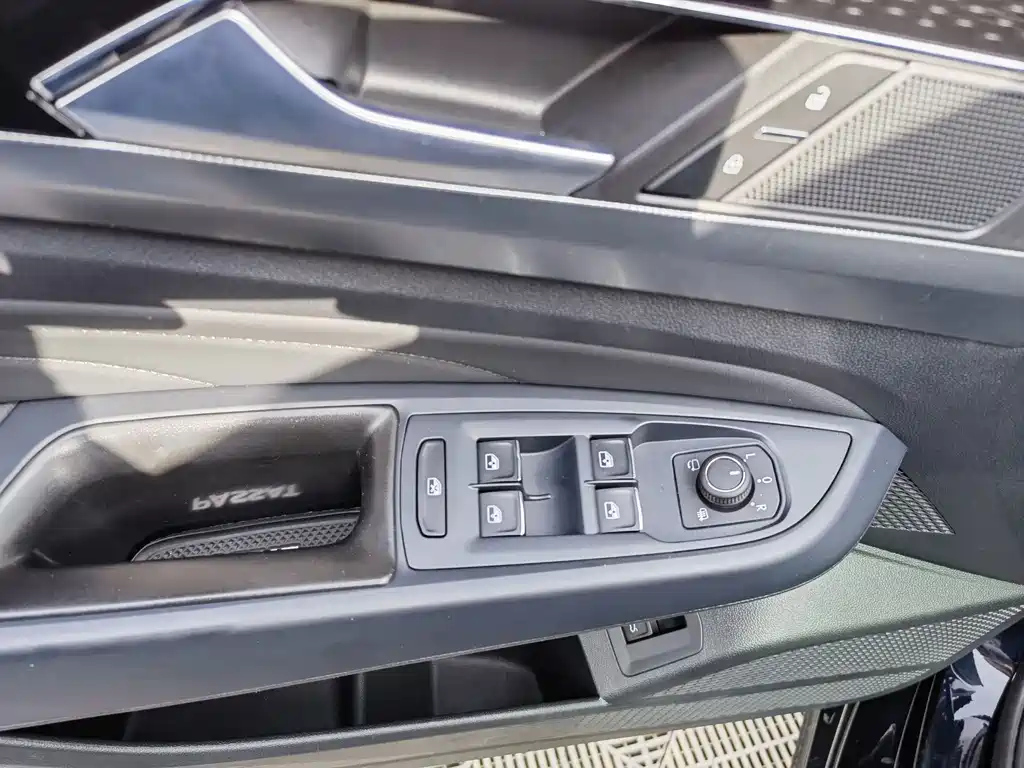 VOLKSWAGEN PASSAT 2023