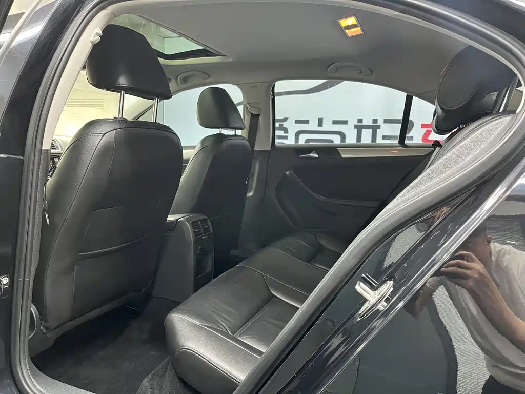 VOLKSWAGEN SAGITAR 2012