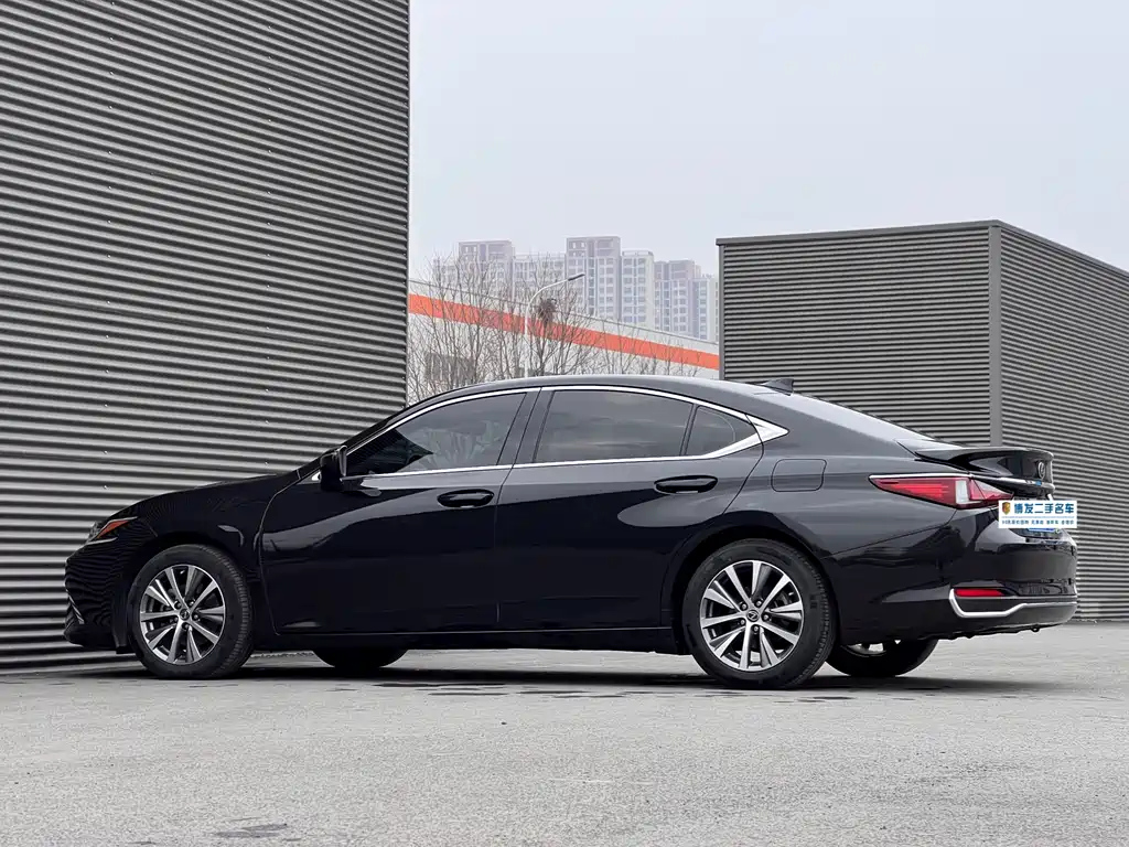 LEXUS ES 2019