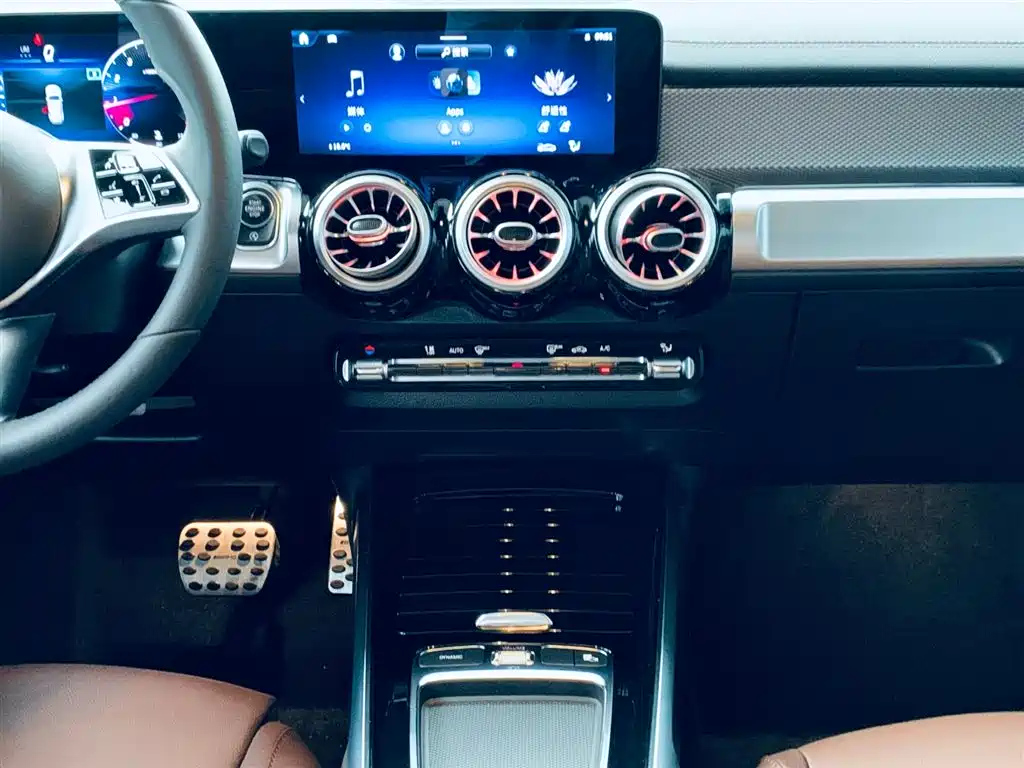 MERCEDES BENZ GLB 2024