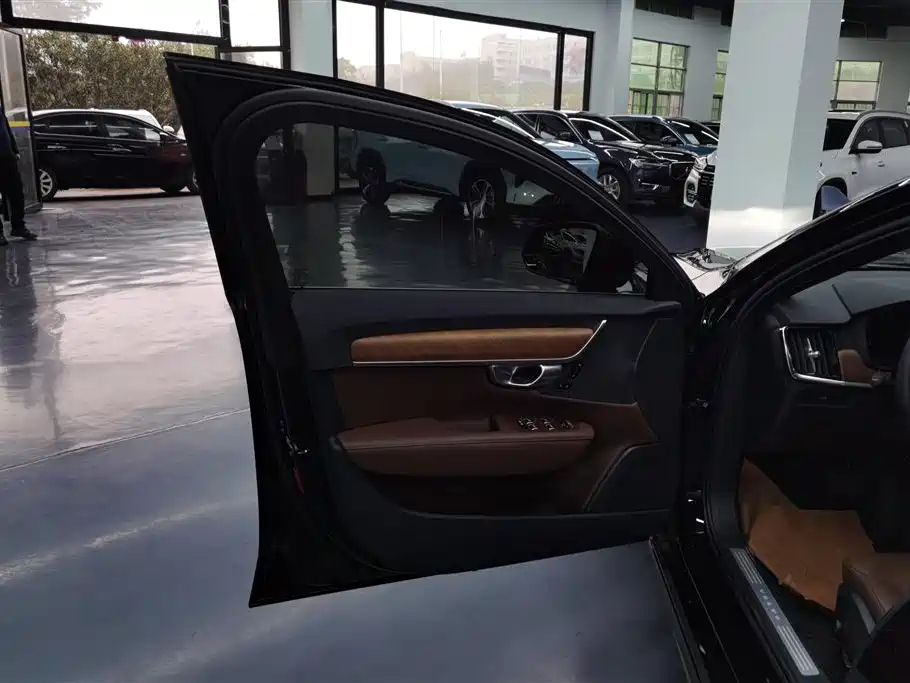 VOLVO S90 2023