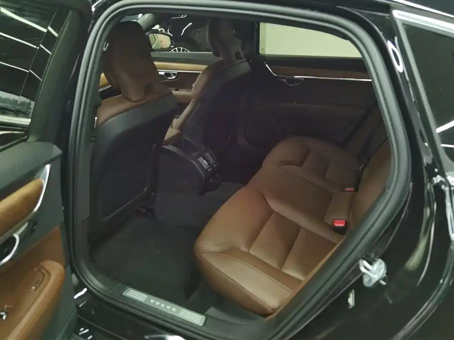 VOLVO S90 2023
