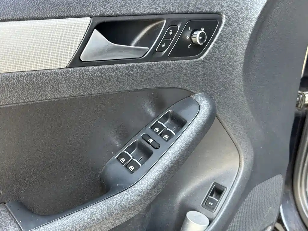 VOLKSWAGEN SAGITAR 2013