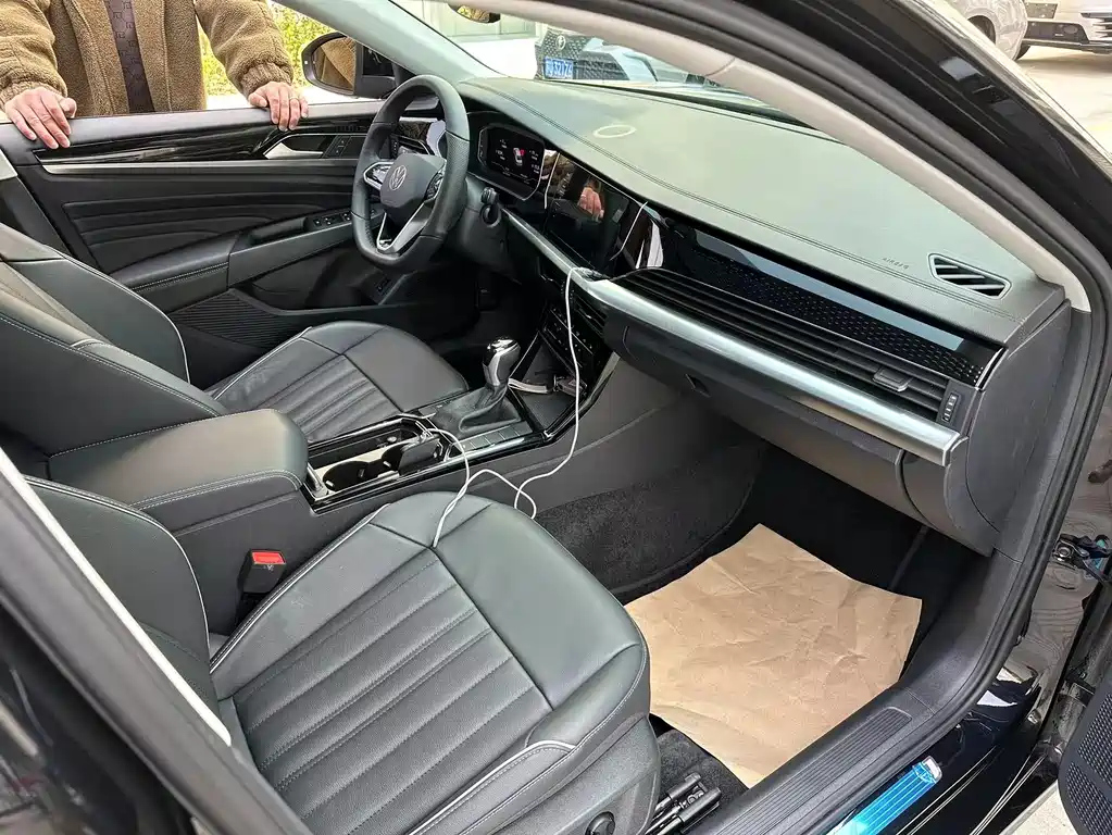 VOLKSWAGEN PASSAT 2023