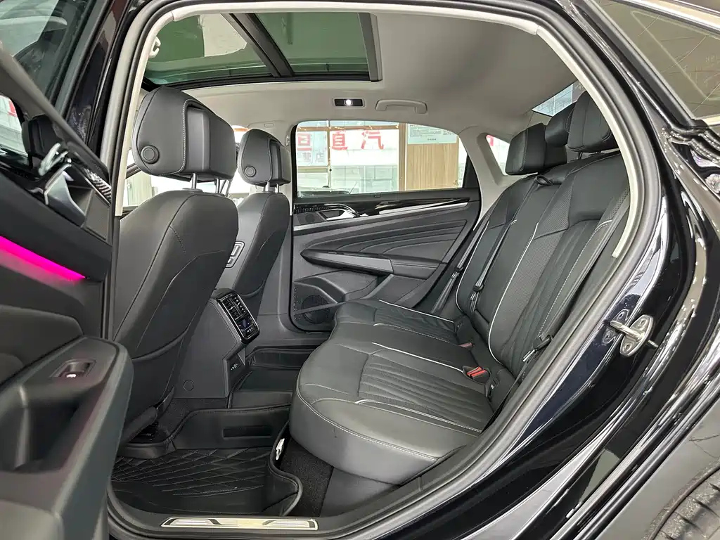 VOLKSWAGEN PASSAT 2023