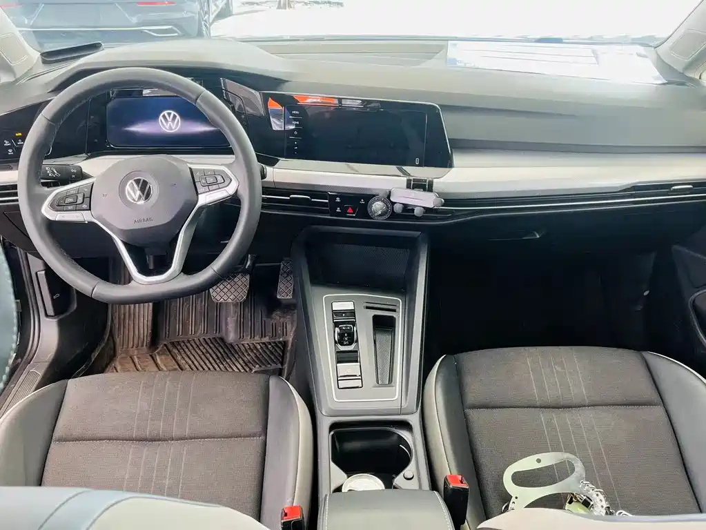 VOLKSWAGEN GOLF 2022
