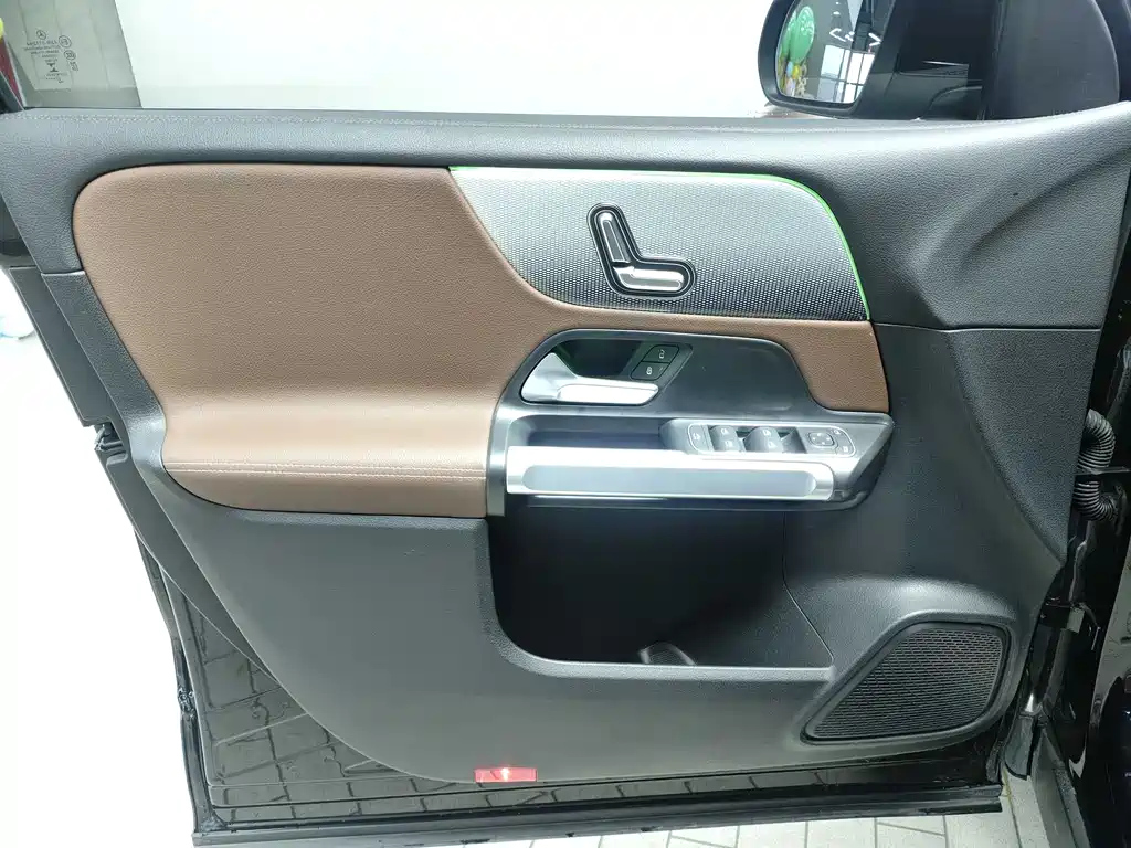 MERCEDES BENZ GLB 2023