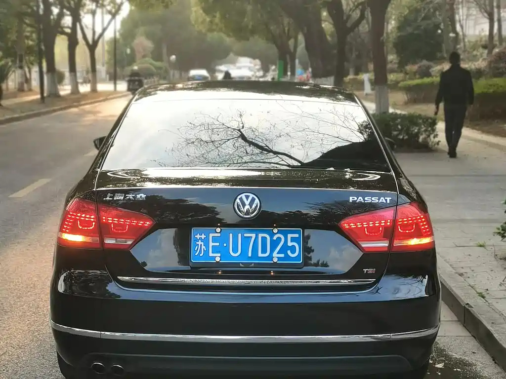 VOLKSWAGEN PASSAT 2012