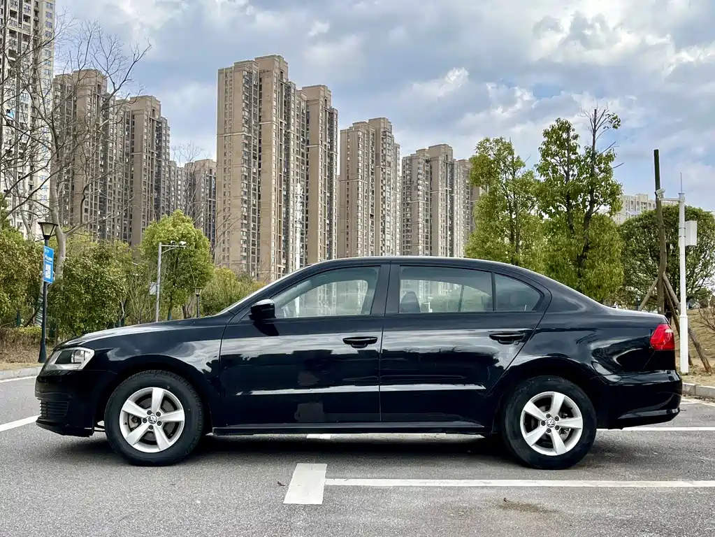 VOLKSWAGEN LAVIDA 2015