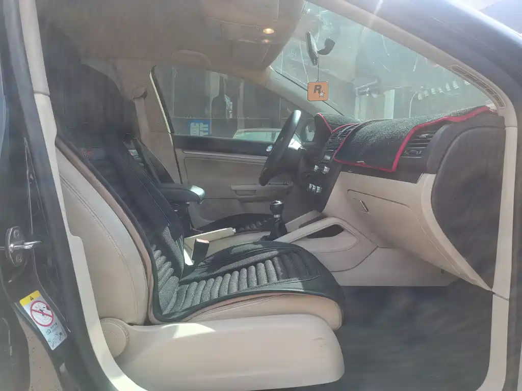 VOLKSWAGEN SAGITAR 2010