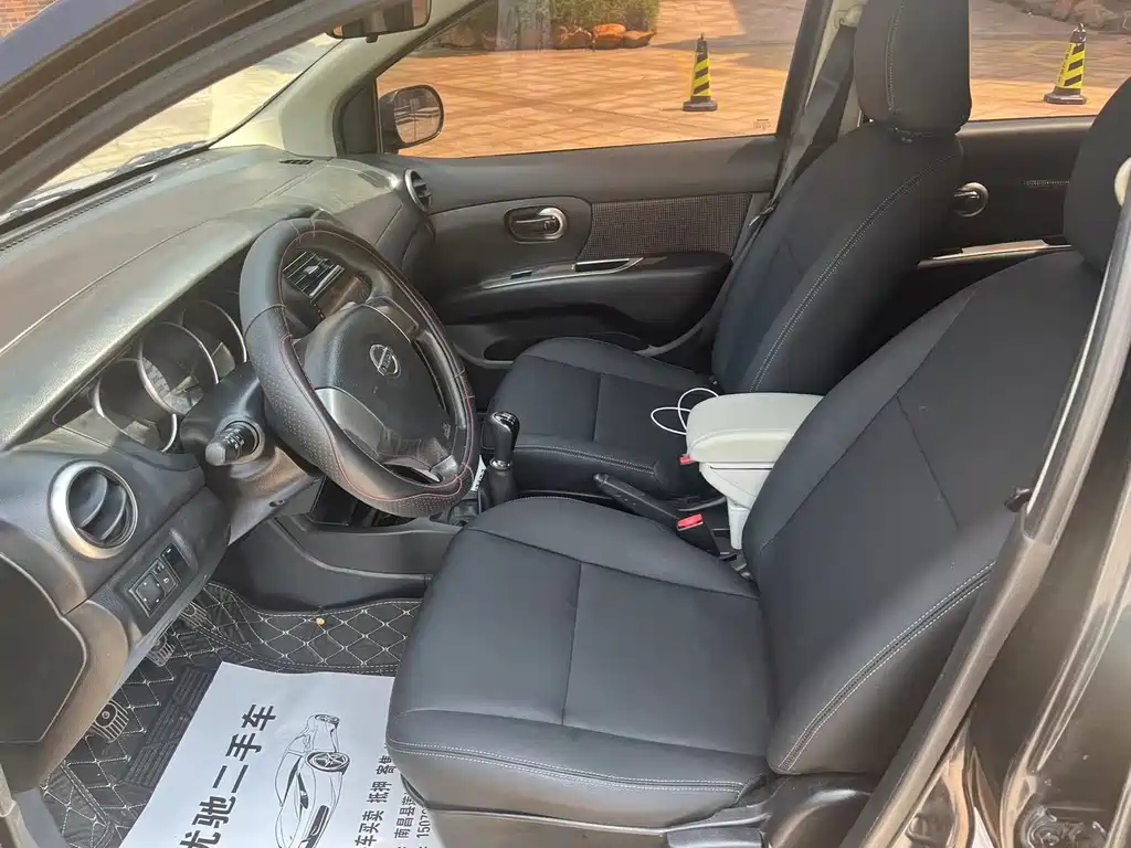NISSAN LIVINA 2012