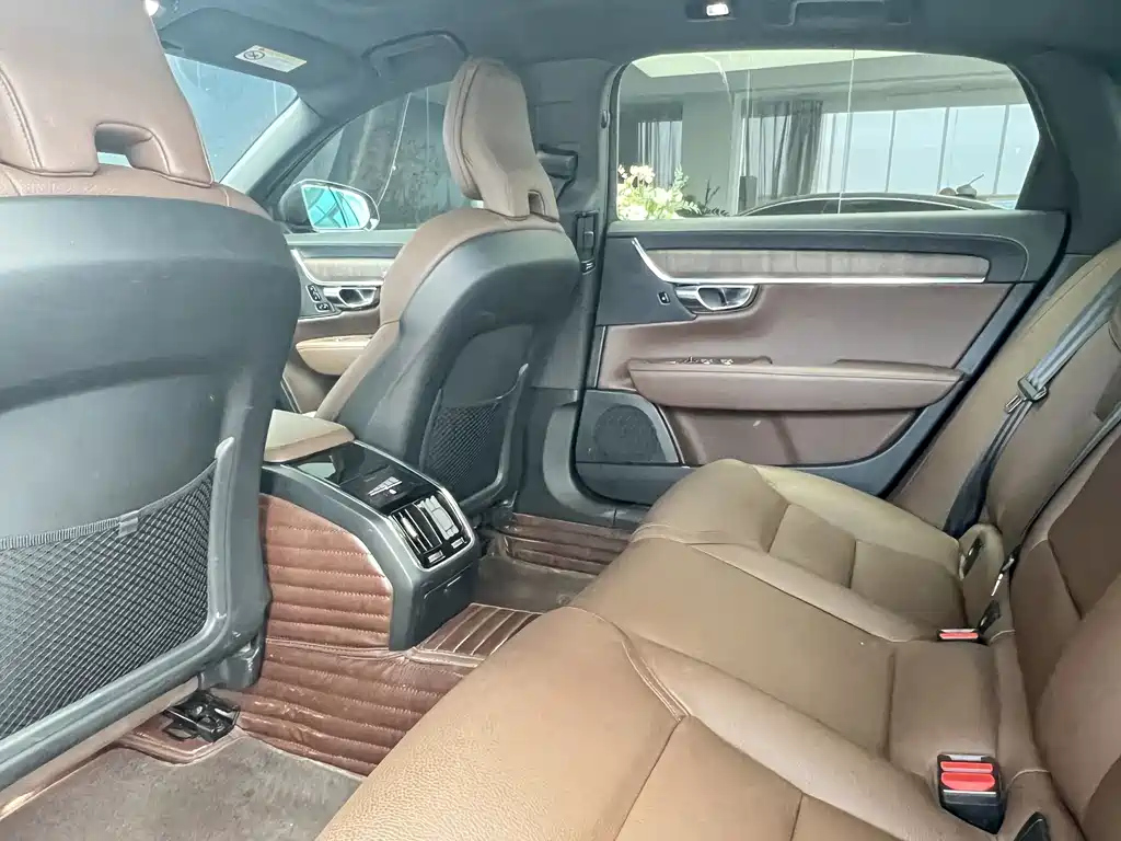 VOLVO S90 2023