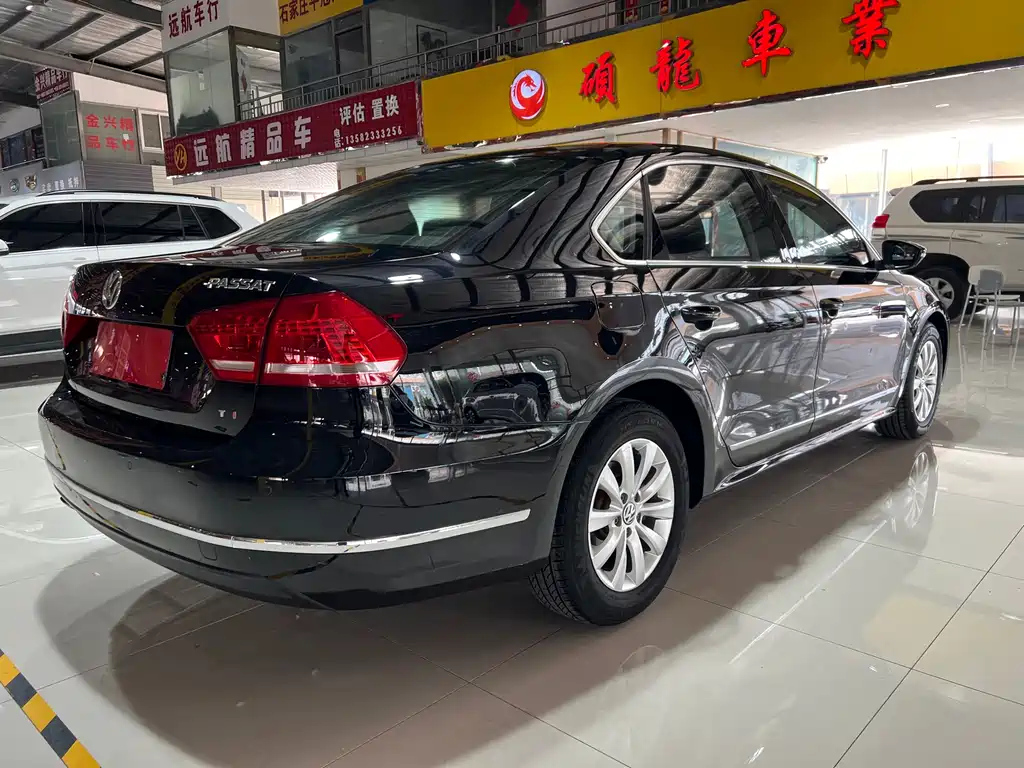 VOLKSWAGEN PASSAT 2012