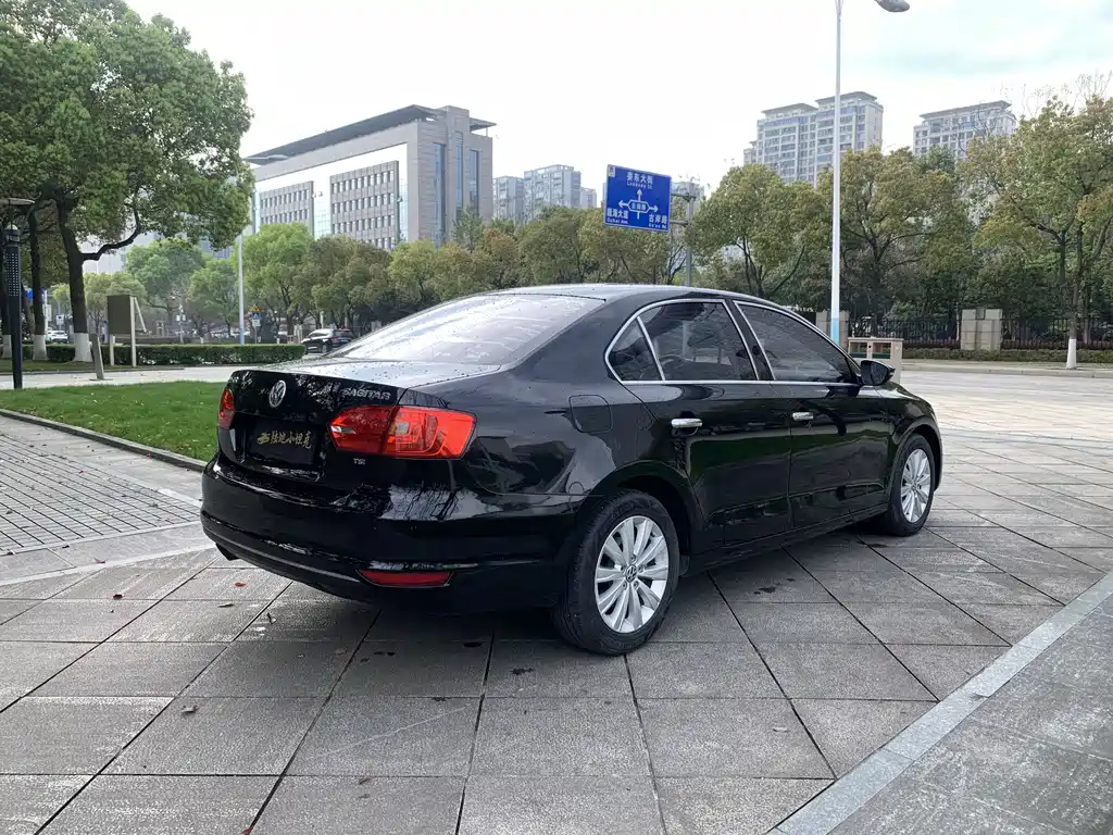 VOLKSWAGEN SAGITAR 2015