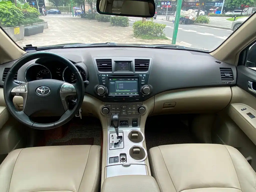 TOYOTA HIGHLANDER 2011