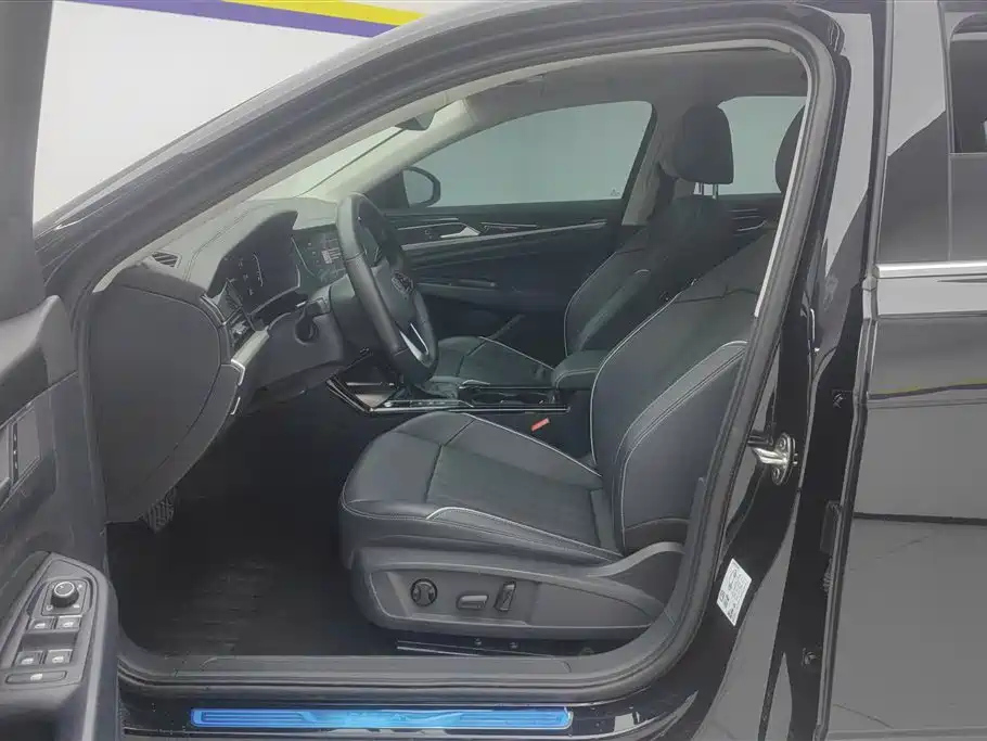 VOLKSWAGEN PASSAT 2023