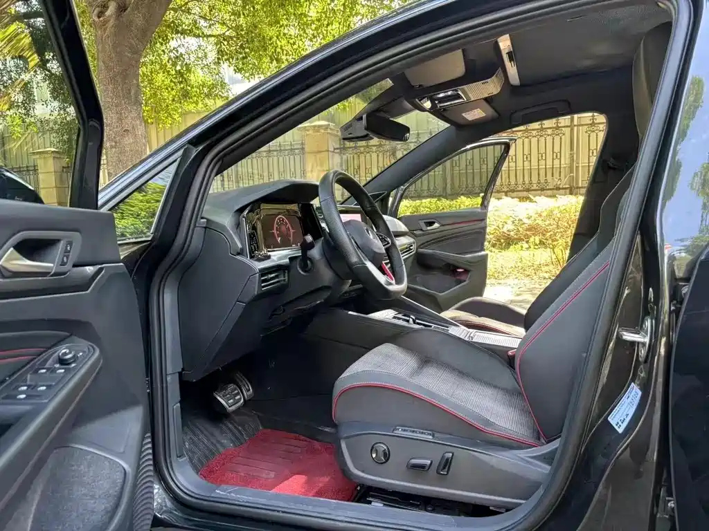 VOLKSWAGEN GOLF 2023