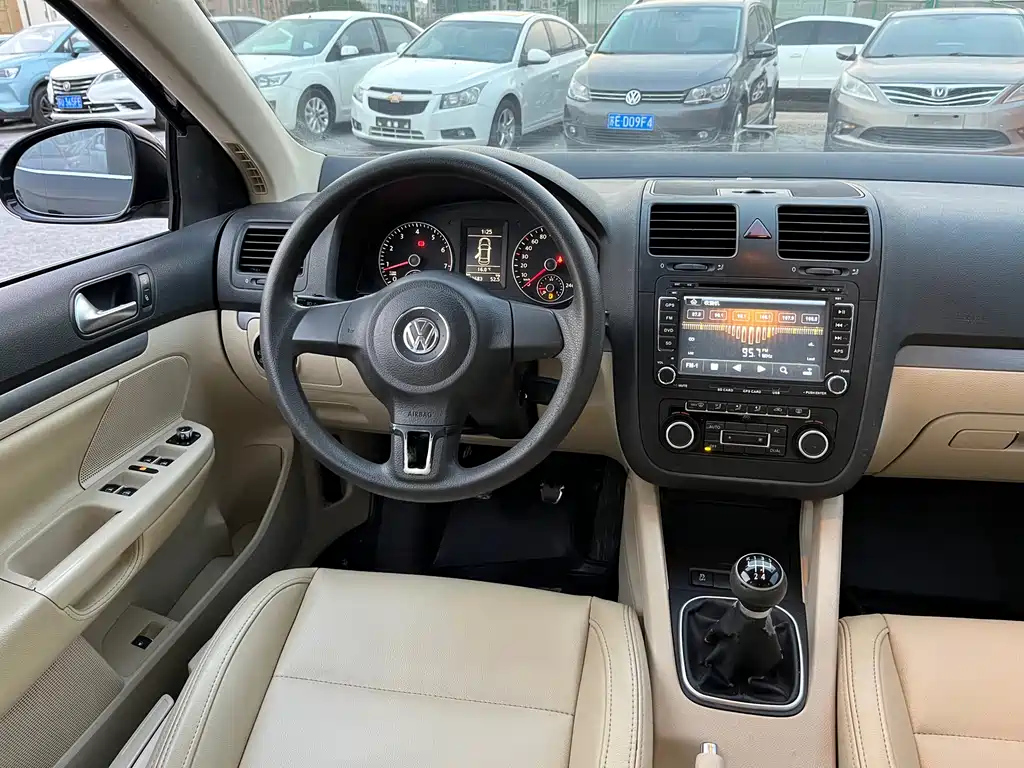VOLKSWAGEN SAGITAR 2011