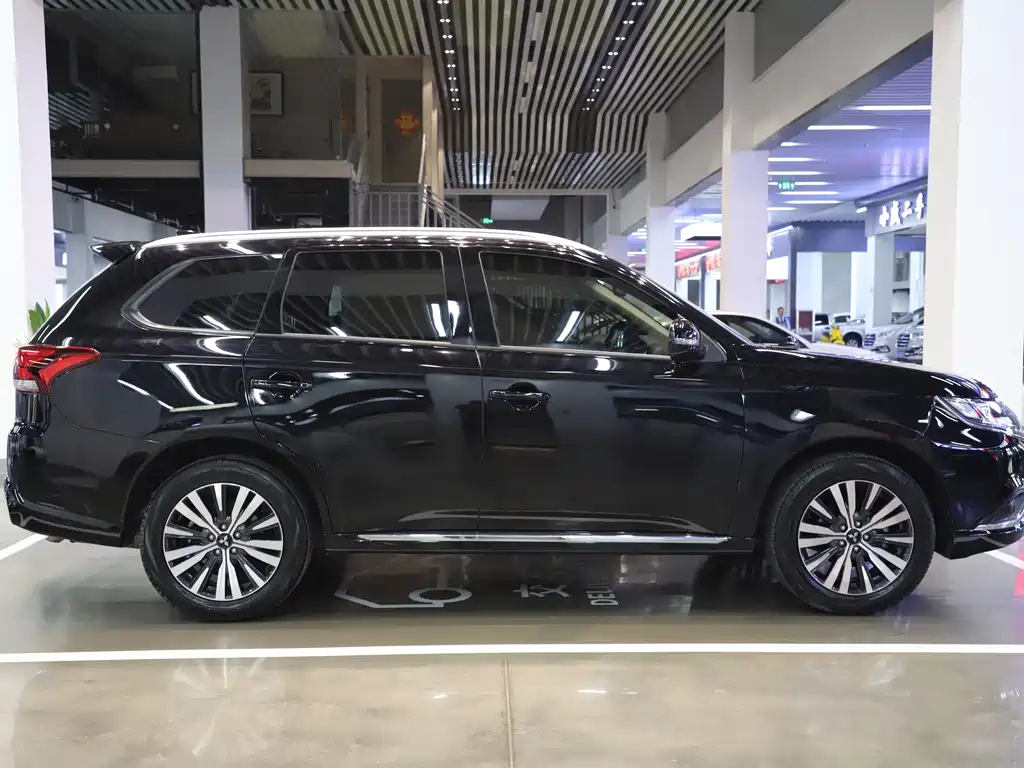MITSUBISHI OUTLANDER 2023