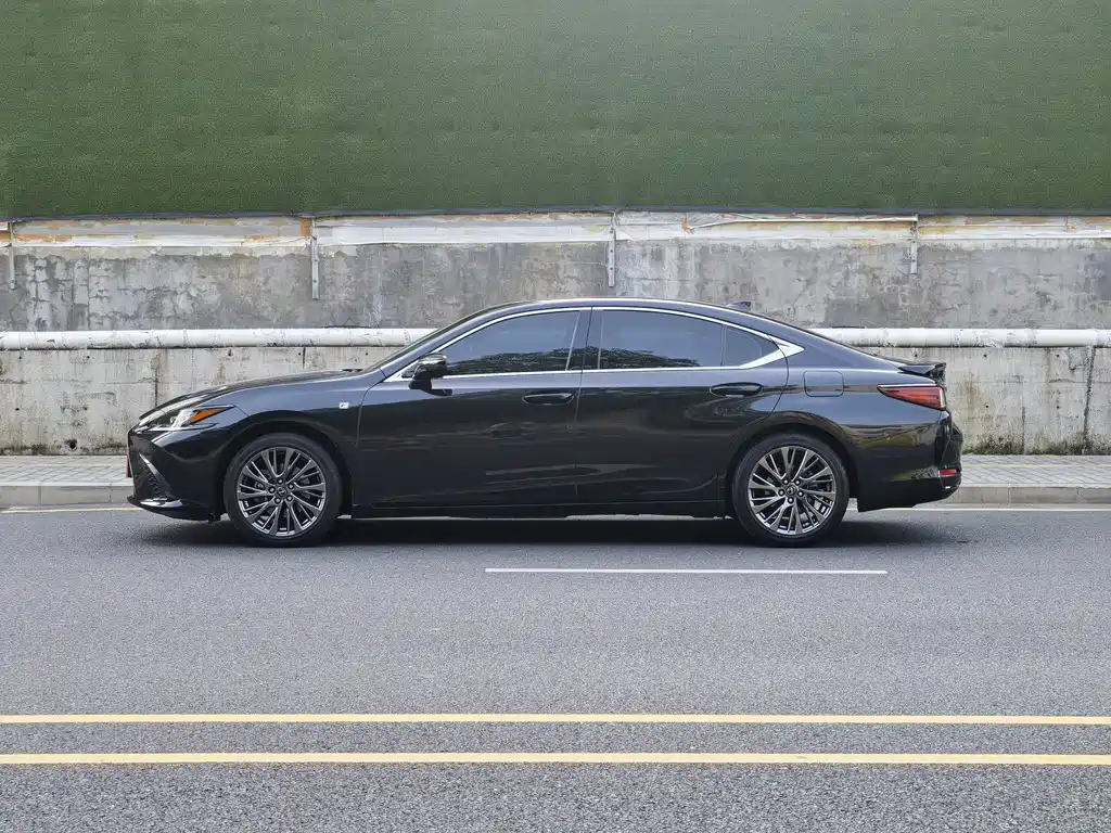 LEXUS ES 2020