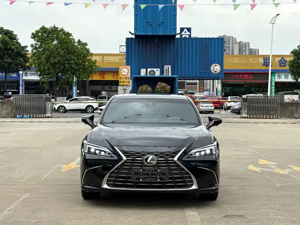 LEXUS ES 2025