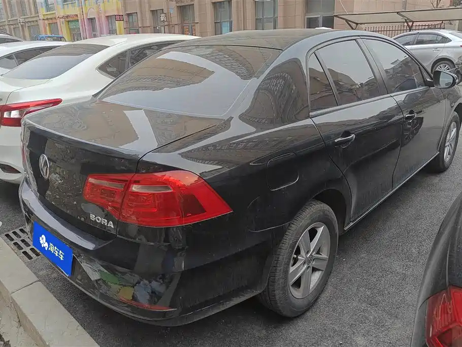 VOLKSWAGEN BORA 2015