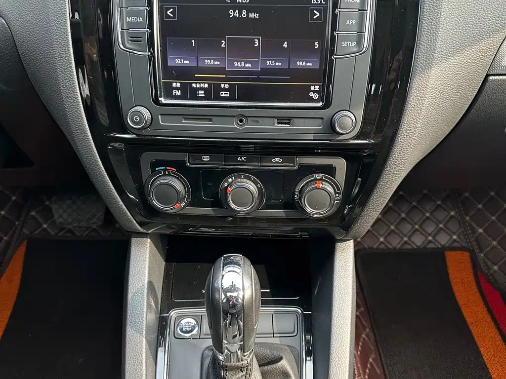 VOLKSWAGEN SAGITAR 2018
