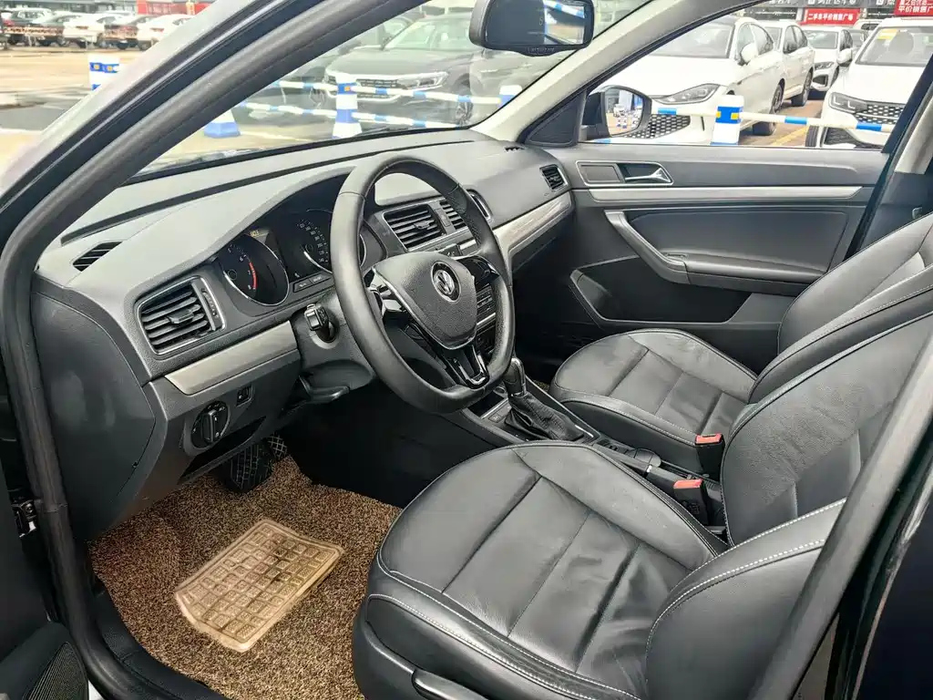 VOLKSWAGEN LAVIDA 2015