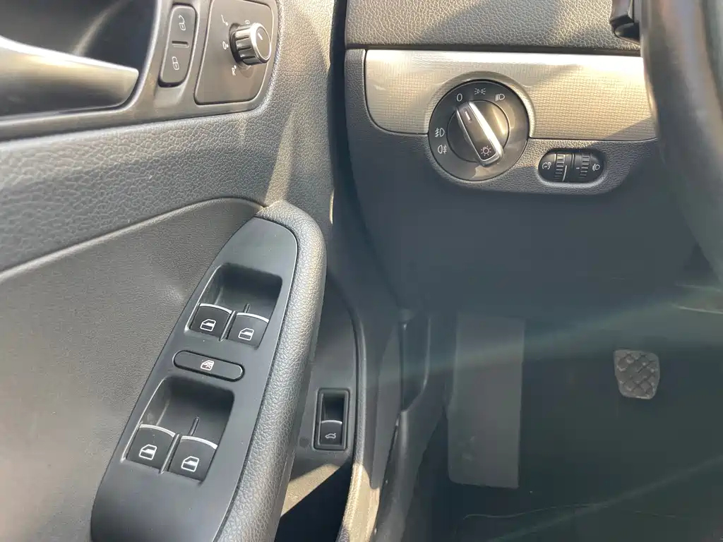 VOLKSWAGEN SAGITAR 2015