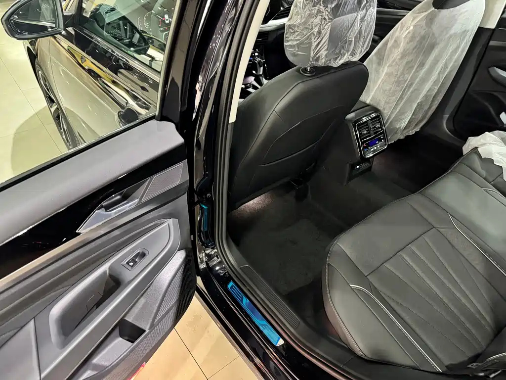 VOLKSWAGEN PASSAT 2024