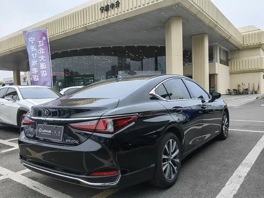 LEXUS ES 2020