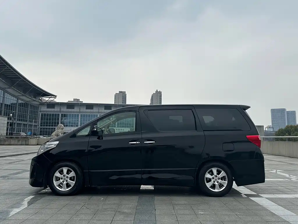 TOYOTA ALPHARD 2011